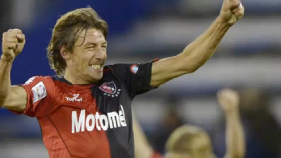 FESTEJO LEPROSO. Gabriel Heinze anoto el gol de Newell's en tiempo de descuento, cuando se terminaba el primer tiempo. El elenco rosarino le gana a Vélez 1 a 0.