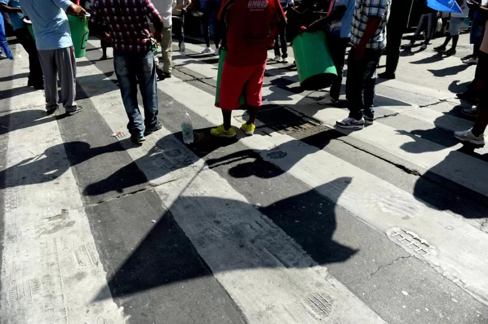 RECLAMO. Los ambulantes esperan respuestas de las autoridades y amenazan con volver mañana a las calles. LA GACETA/ FOTO DE FRANCO VERA (ARCHIVO)