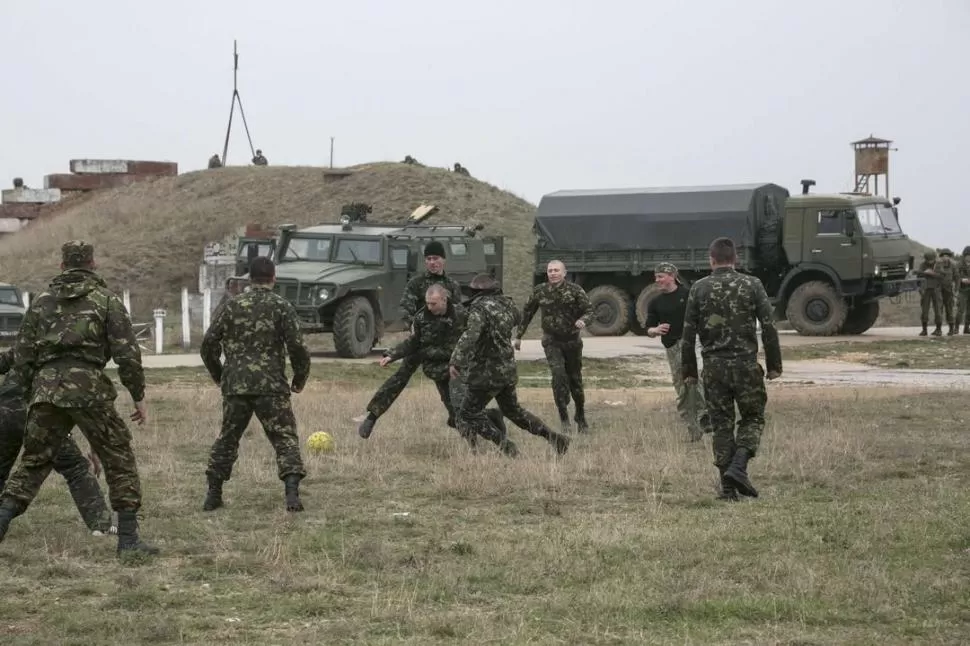 UN RESPIRO EN LA ZONA DE CONFLICTO. Soldados ucranianos juegan al fútbol en la frontera, en medio de la tensión militar con el gobierno ruso. reuters 