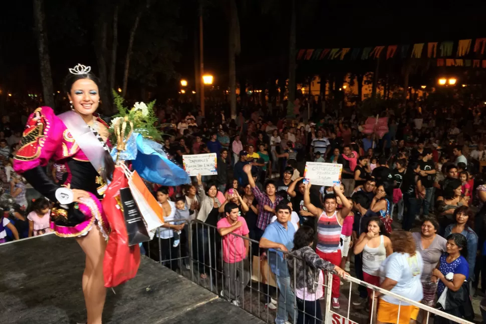 LA REINA. Angie Ferreira con un ramo de flores. FOTOS GENTILEZA PRENSA TUCUMÁN