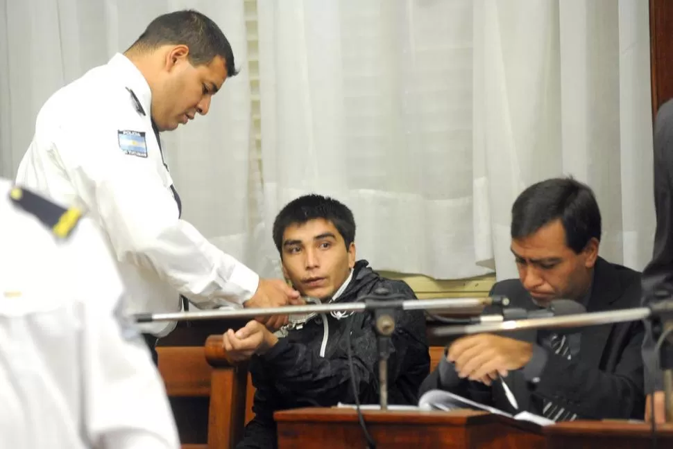 CON ESPOSAS. “Yacalo” está preso desde hace dos años en Villa Urquiza y llega al juicio custodiado. la gaceta / foto de hector peralta 