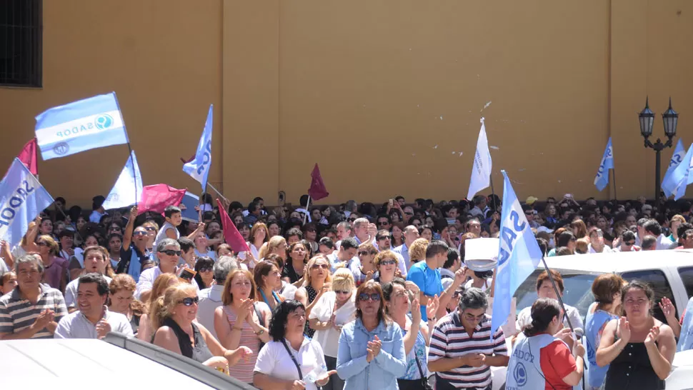 RECLAMO. Hoy sigue el paro de los gremios docentes. LA GACETA / FOTO DE FLORENCIA ZURITA