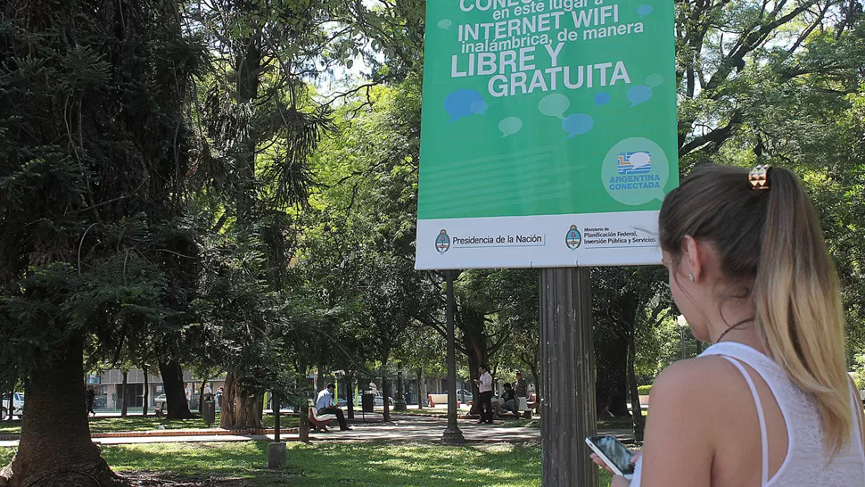 CONECTATE. El servicio de internet sin cargo ya está disponible en varios paseos públicos de la ciudad. PRENSA MUNICIPALIDAD SAN MIGUEL DE TUCUMAN