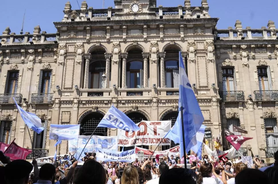 CONTRA EL GOBIERNO. UDT, Sadop, Adiunt y autoconvocados criticaron duramente a la ministra de Educación y a los miembros del Frente Gremial.   