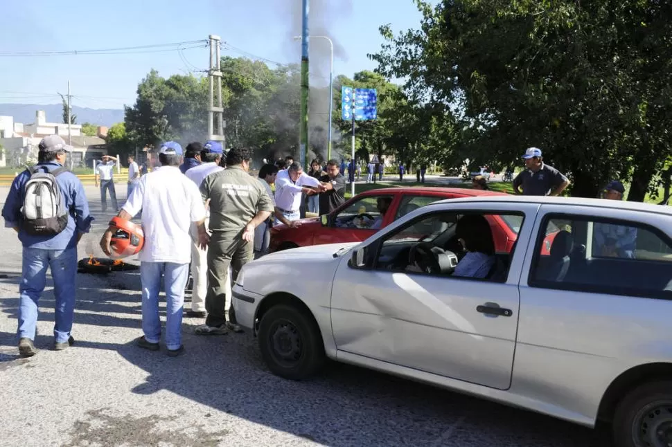 PIQUETE. Los trabajadores cortaron Camino del Perú y avenida Perón. la gaceta / foto de florencia zurita 