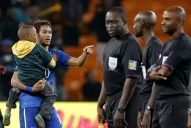 Neymar rescató a un niño que entró a la cancha y el video da la vuelta al mundo