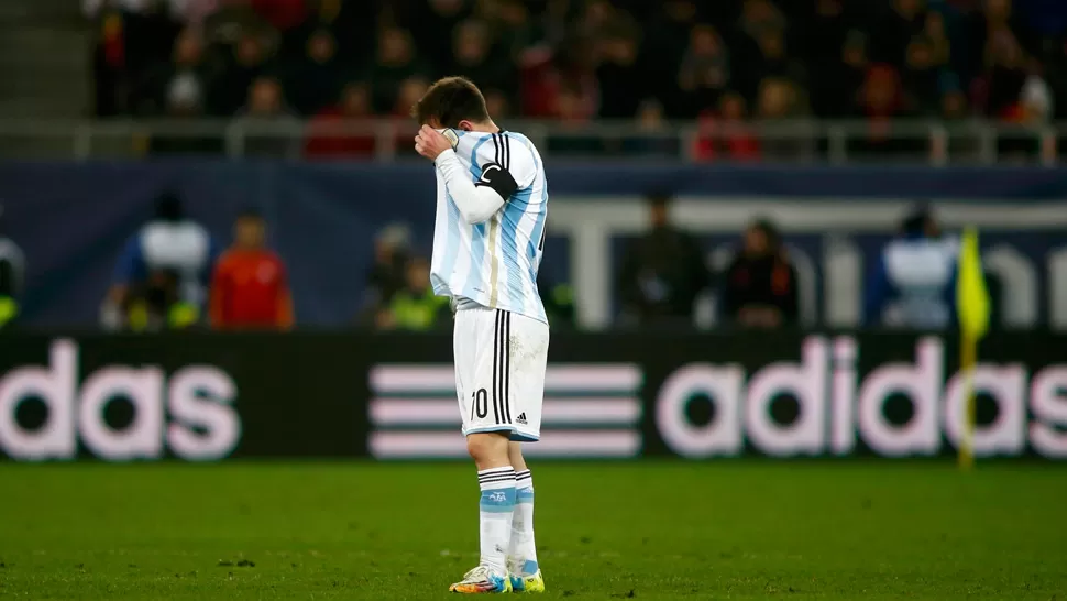 DESCOMPUESTO. Messi vomitó en la cancha. REUTERS