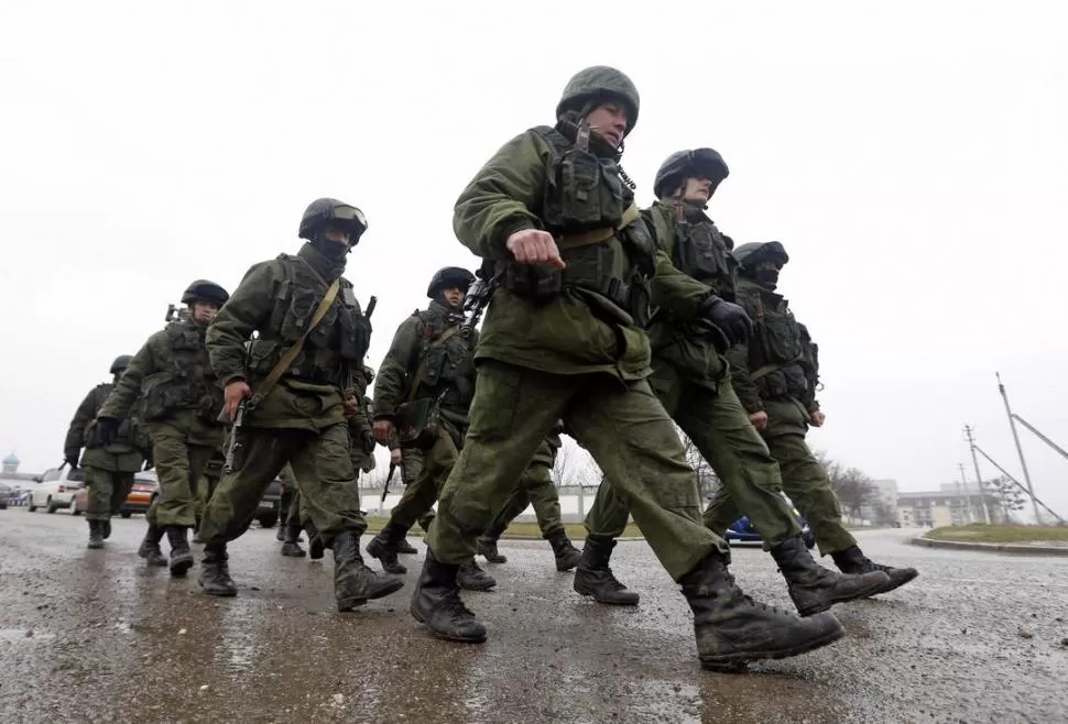 EN SIMFEROPOL. A la capital de Crimea llegan cada vez más militares rusos. reuters