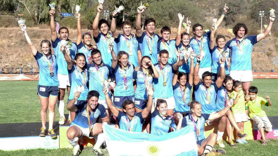 EMBAJADORES FELICES. Los integrantes de los planteles de rugby de varones y mujeres festejan con las medallas, oro y plata, respectivamente, obtenidas en los Juegos Odesur. PRENSA UAR