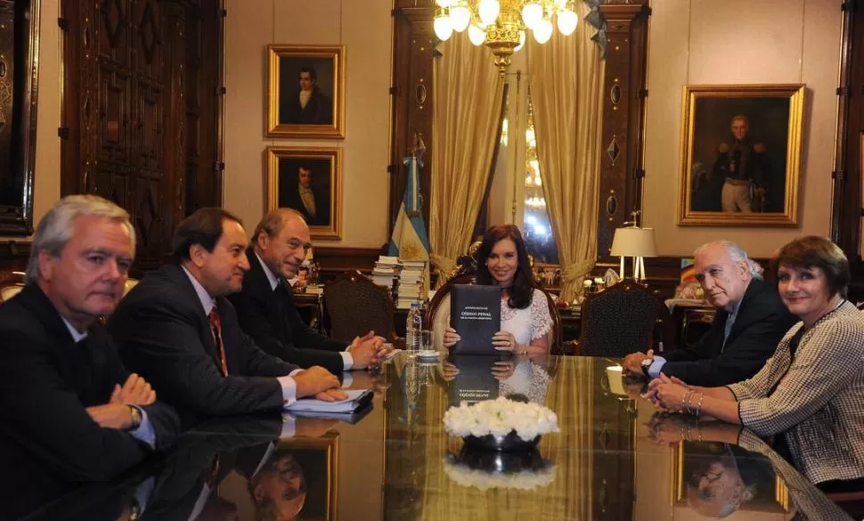 EL FRUTO DEL TRABAJO. Miembros de la comisión redactora del anteproyecto entregan el texto a la presidenta Cristina Kirchner, el 12 de febrero pasado. TELAM (ARCHIVO)