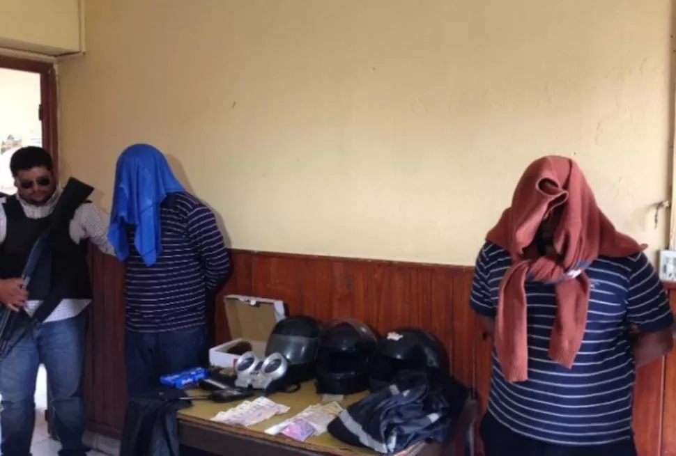 LAS PRUEBAS. Los cascos secuestrados fueron los mismos que vieron las víctimas durante el asalto. FOTO MINISTERIO DE SEGURIDAD