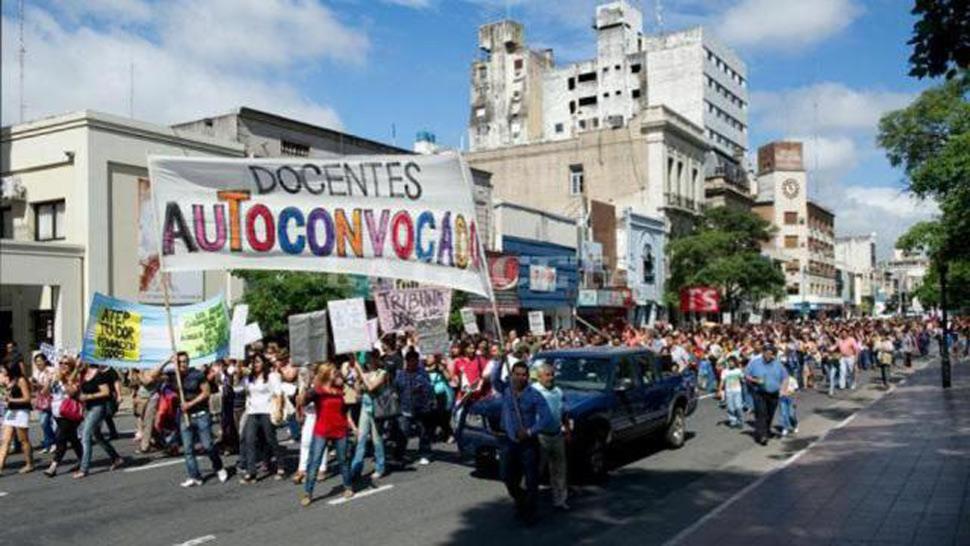 NUEVA MARCHA. Docentes autoconvocados realizarán una nueva manifestación el miércoles. LA GACETA (ARCHIVO)