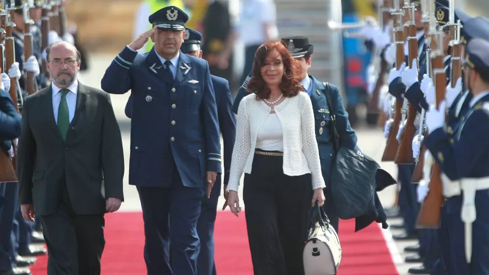 DE VISITA.  La presidenta, Cristina Fernández, llegó a Santiago (Chile) donde asistirá a la investidura presidencial de Michelle Bachelet. TÉLAM