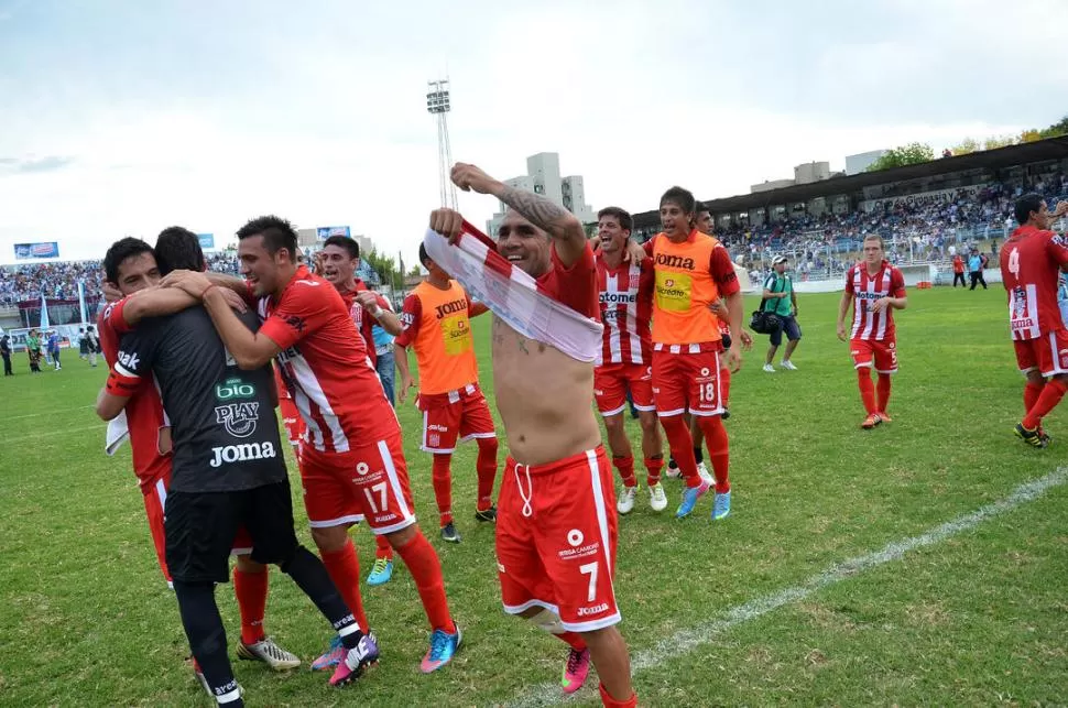 FELICIDAD. Ibáñez marcó el gol de la clasificación y no ocultó su alegría. “Ratón” le ofrendó su camiseta a sus hinchas. 