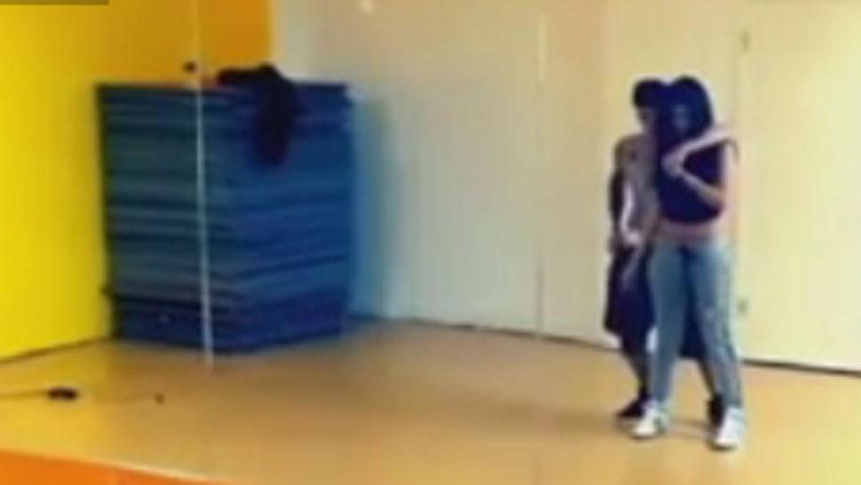 JUNTOS. Justin y Selena bailan en un salón. CAPTURA DE VIDEO. 