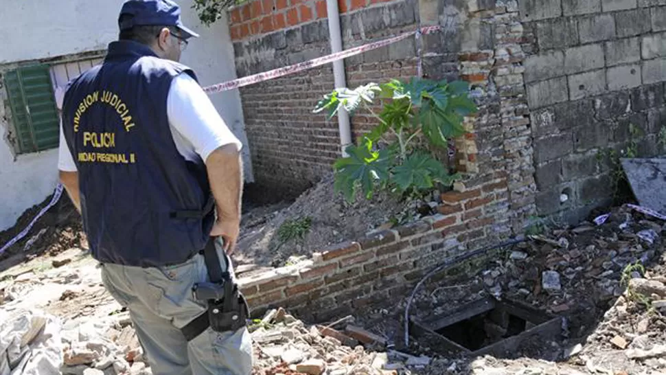 ALLANAMIENTO. El túnel fue detectado en una casa perteneciente a un familiar del asesinado Ariel Pájaro Cantero. FOTO TOMADA DE LANACION.COM