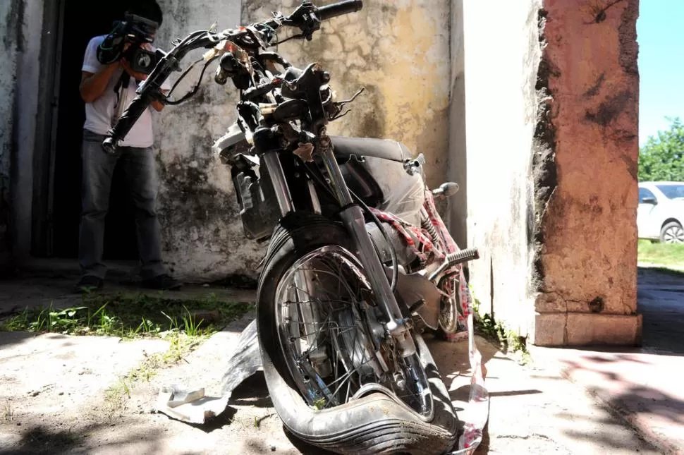 POSTAL DEL HORROR. Así quedó la motocicleta en que se trasladaban las víctimas, luego del trágico impacto. LA GACETA / FOTO DE FRANCO VERA
