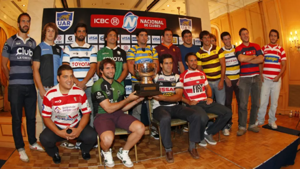 CAPITANES. Los representantes de los 16 clubes participantes posan con la copa. Por Tucmán lo hiceron Alvaro Galindo, de Universitario, y Lucas Santamarina, de Tucumán Rugby. PRENSA UAR