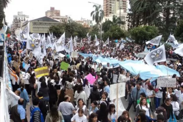 Estatales jujeños paran por tres días y marchan, en reclamo de aumento salarial