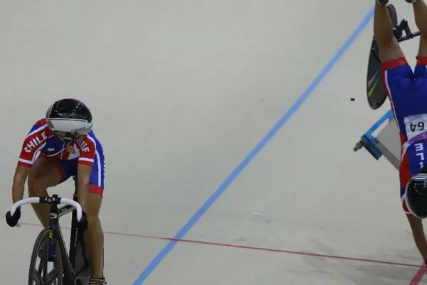 Impactante choque de una ciclista durante los Juegos Odesur