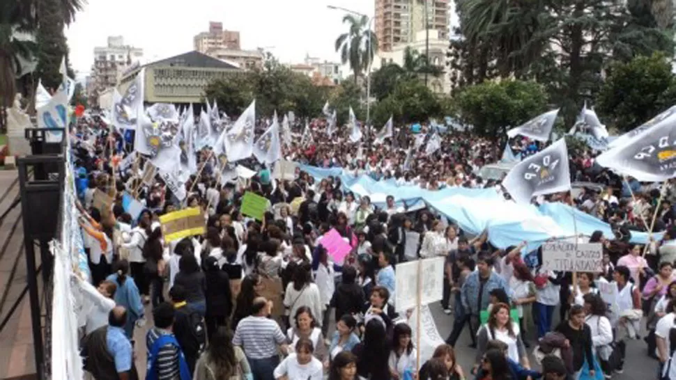 MULTITUD. Unos 20.000 trabajadores estatales, entre ellos alrededor de 6.000 docentes del nivel primario marcharon ayer en Jujuy. FOTO DE JUJUYALDIA.COM