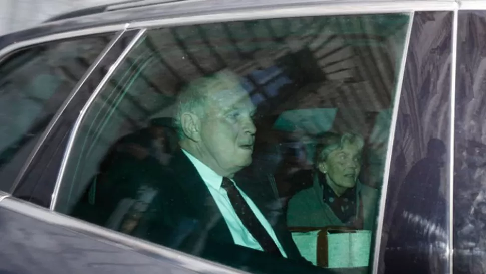 CONDENADO. Hoeness, junto con su esposa, a la salida del tribunal. FOTO TOMADA DE CRÓNICA.COM.AR