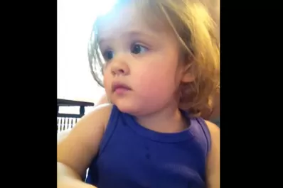 Pequeña que se emociona al oír la canción de boda de sus padres cautiva al mundo