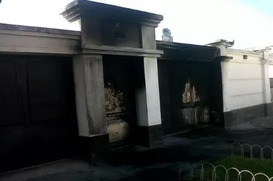 Incendiaron la puerta de la casa del intendente de Bella Vista