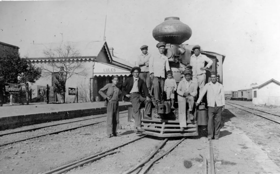 EN ACCION. La estación luleña en los años 40. El personal acaparó el frente de la vaporera. Las vías abundaban. fotos / gentileza familia alucin / osvaldo ripoll 