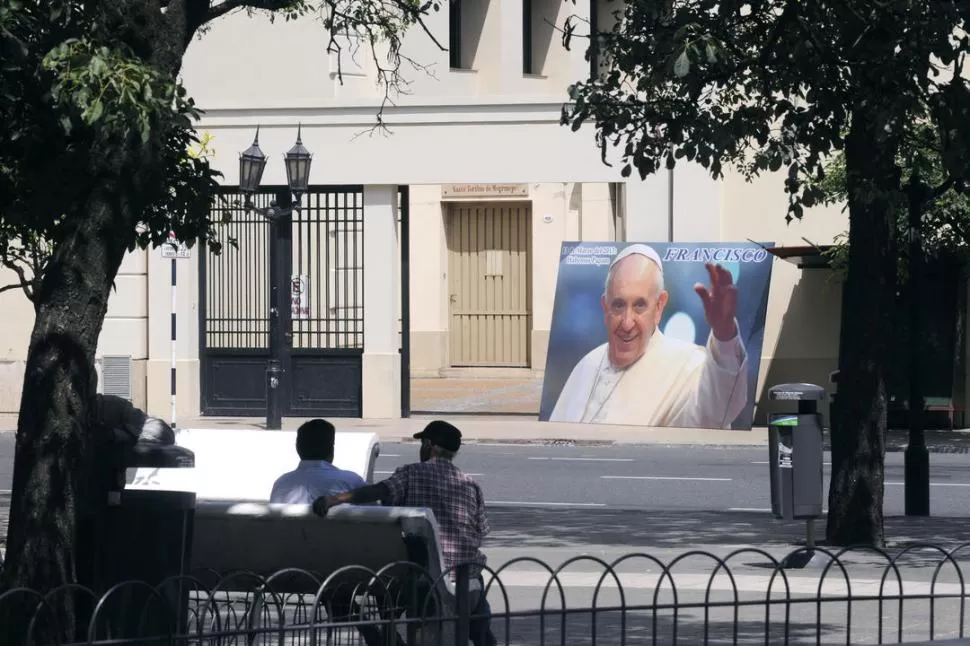GIGANTOGRAFÍAS. Una de las imágenes del Papa con sus mensajes que son  expuestas en la peatonal Congreso, al lado de la Catedral. la gaceta / foto de florencia zurita 