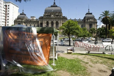 Cooperativistas sacan una carpa de protesta