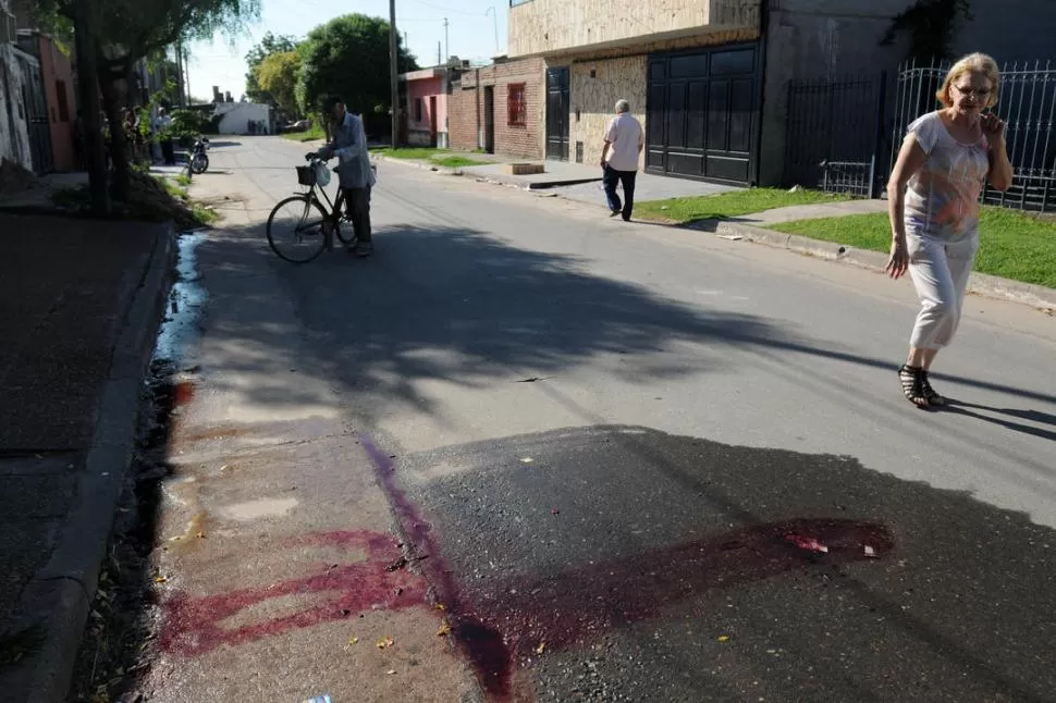 MARCAS EN EL PAVIMENTO. La sangre de la víctima quedó marcada en el asfalto, señalando el lugar en el que quedó el cuerpo tras los disparos. la gaceta / foto de inés quinteros orio