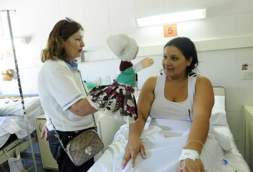 CLODOMIRA. Una voluntaria narra cuentos del campo con un títere para entretener a los pacientes internados en el Hospital Centro de Salud.  la gaceta / fotos de Analia Jaramillo