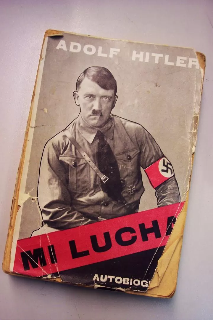 PORTADA. Un ejemplar de “Mi Lucha”, el libro que escribió Adolf Hitler, cuando estaba preso entre 1924-25. 
