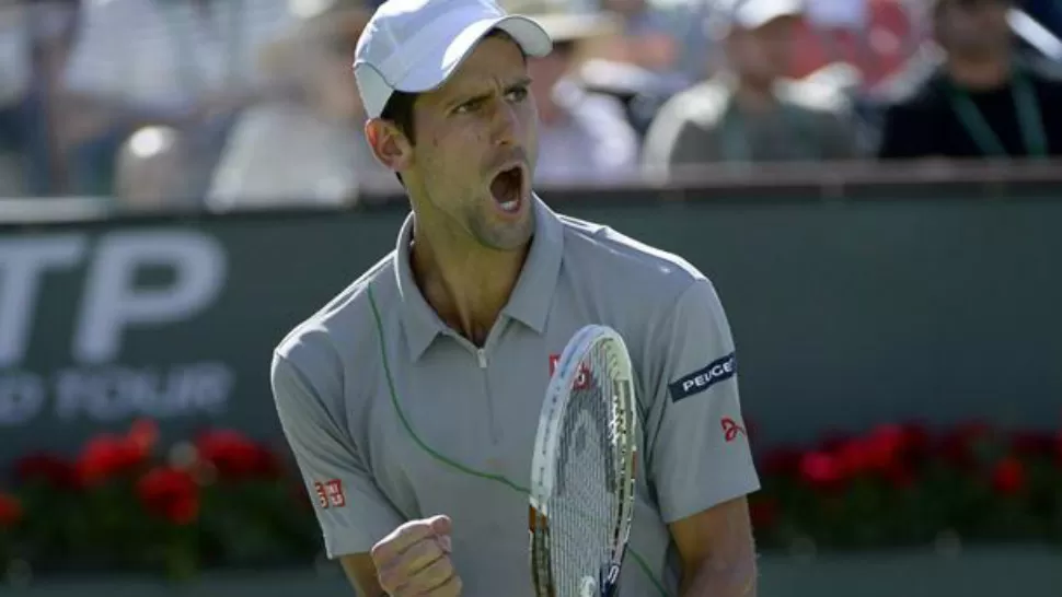 EUFORICO FESTEJO SERBIO. Novak Djokovic le ganó hoy al suizo Roger Federer por 3-6, 6-3 y 7-6 (7-3) en un apasionante e igualado partido para lograr su tercer título en el torneo de tenis de Indian Wells. FOTO TOMADA DE LANACION.COM
