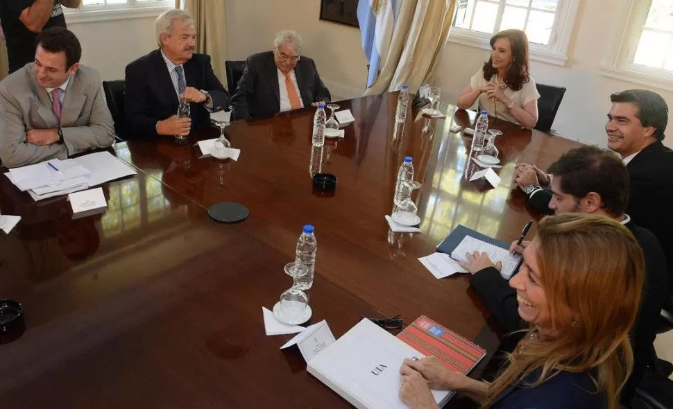 SONRISAS EFÍMERAS. Cristina Fernández recibió, junto con varios ministros, a la cúpula de la Unión Industrial para hablar sobre salarios e inflación. TELAM (ARCHIVO)