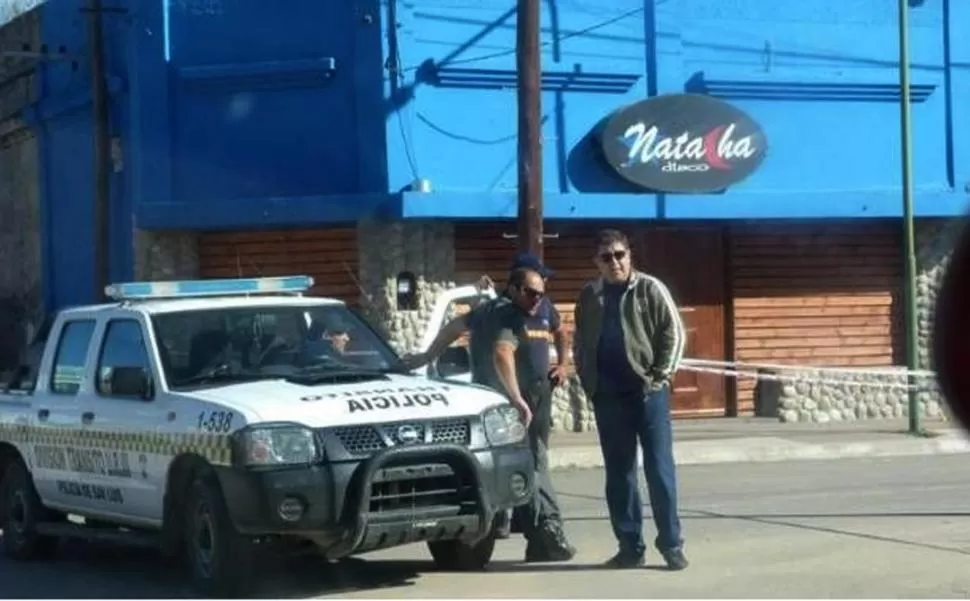 EN “NATACHA DISCO”. Policías custodian el lugar donde había 280 personas cuando el agente comenzó a disparar. DYN