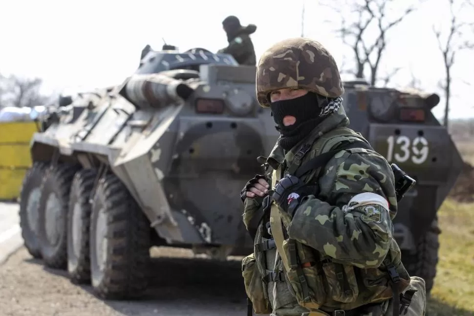 EN GUARDIA. Un soldado y un vehículo militar ucraniano custodian la zona de Kherson, en la frontera con Rusia. reuters