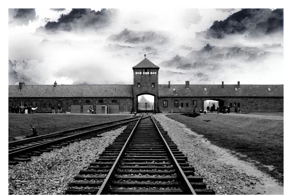 LA PUERTA DE ENTRADA AL HORROR.. El camino directo al campo de concentración de Auschwitz-Birkenau, donde se calcula que fueron enviadas cerca de un millón trescientas mil personas, de las cuales murieron un millón cien mil. israelarbeitergallery.org
