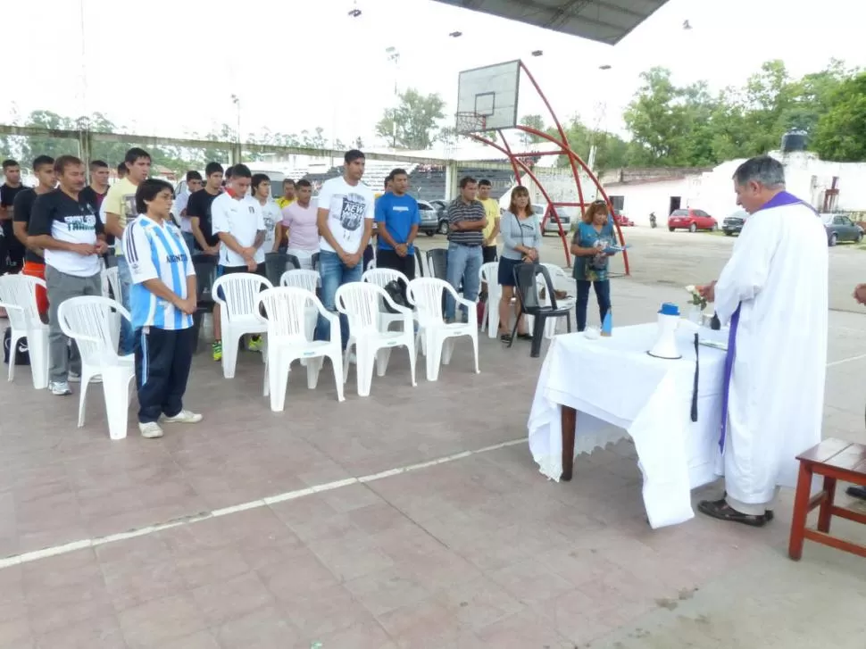 BENDICIÓN. El sacerdote Luis Álvarez oficia la ceremonia religiosa ante el plantel y el cuerpo técnico. 