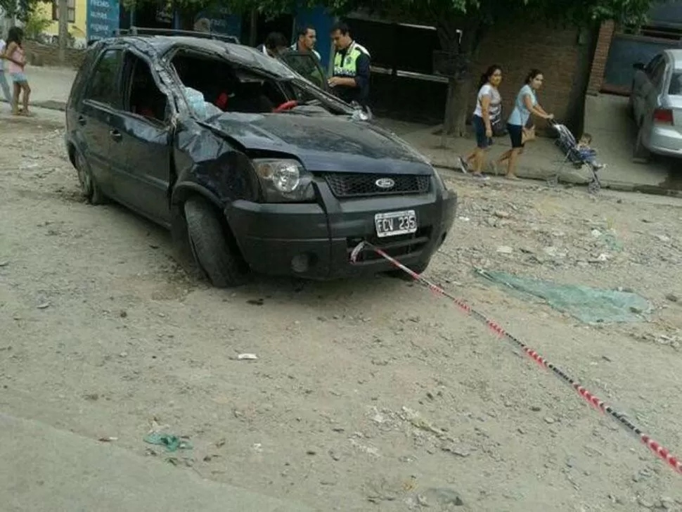 DESTROZADA. Así quedó la camioneta luego del accidente que protagonizó Sergio “Flay” Roldán. foto de GRACIELAPRENSA / TWITTER.COM/