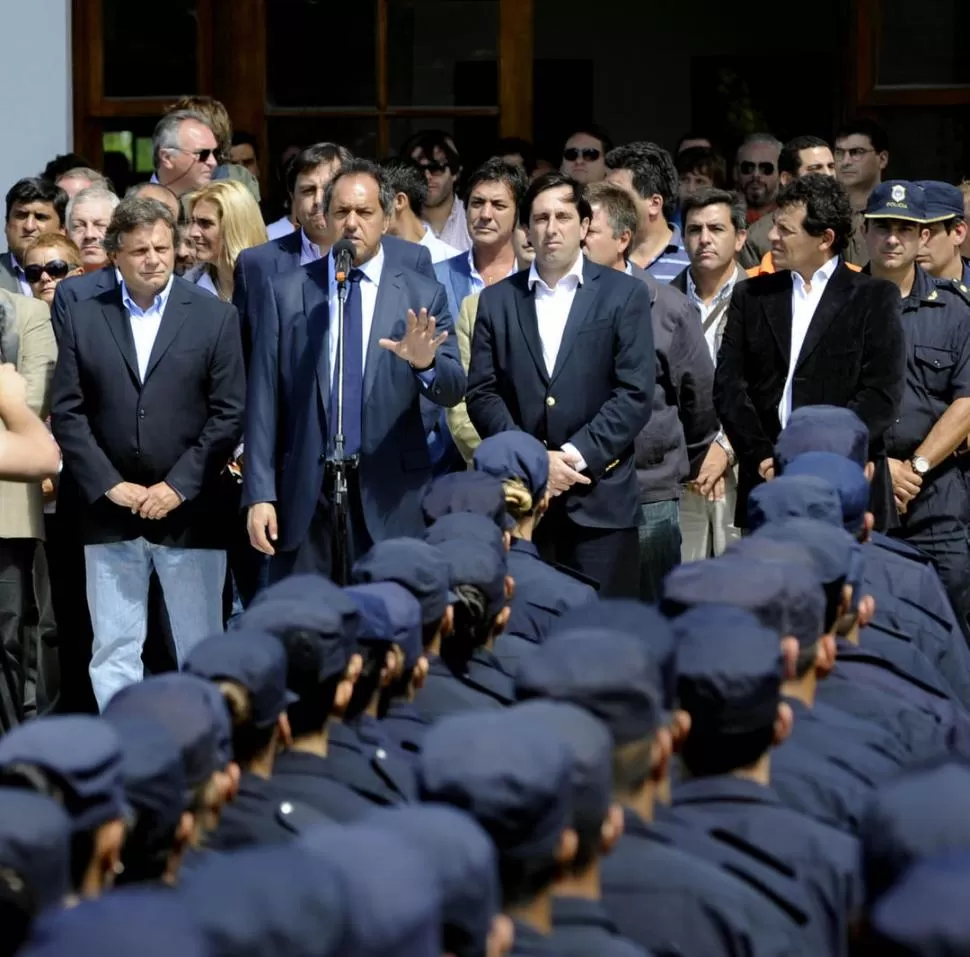 EGRESADOS. Scioli arengó a policías recién recibidos en Mar del Plata. prensa gobernación