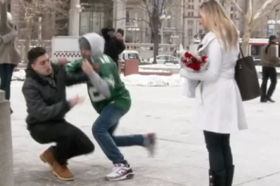 Le roban el anillo de boda en plena propuesta de matrimonio