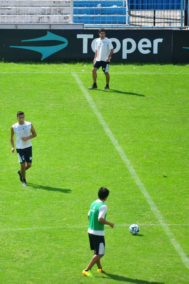 MITAD DE CANCHA. Canever (al fondo), Despósito (al medio), miran como Argañaraz (de espaldas) recibe la pelota en el Monumental, durante el entrenamiento de ayer. 