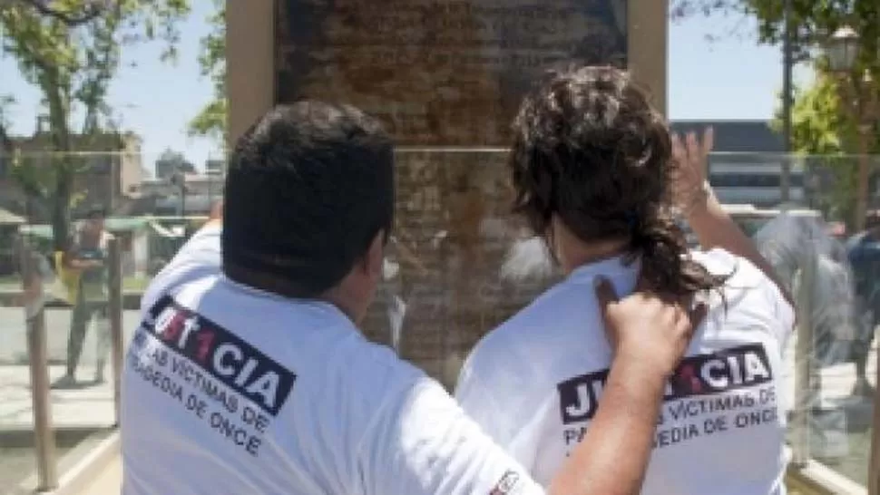 DOLOR SIN FIN. Familiares visitan el monumento a las víctimas de la tragedia de Once, en la plaza Miserere. FOTO INFONEWS.COM