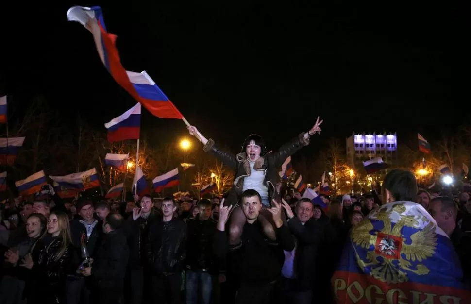 CELEBRACIONES. Miles de ciudadanos de Crimea salieron a celebrar el contundente resultado en favor de ser parte de la Federación Rusa. reuters