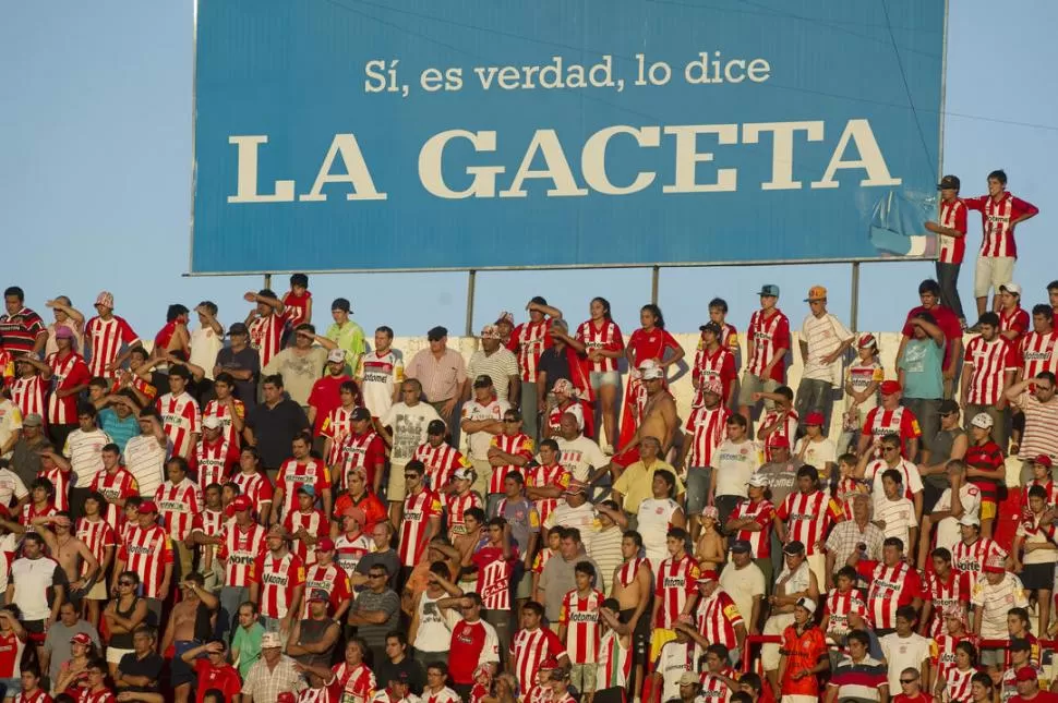 A  CANCHA LLENA. Los fanáticos de San Martín coparon La Ciudadela y al final se fueron con bronca porque el equipo no pudo devolver ese aliento en el campo. 