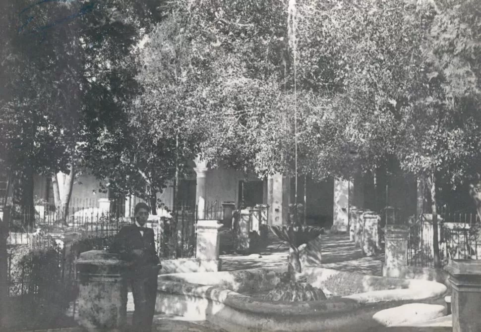 EL COLEGIO NACIONAL. Hacia 1900, esta foto registró un ángulo del patio de su edificio. En 1914 se transformaría en sede, hasta hoy, de la Escuela Sarmiento. la gaceta / archivo