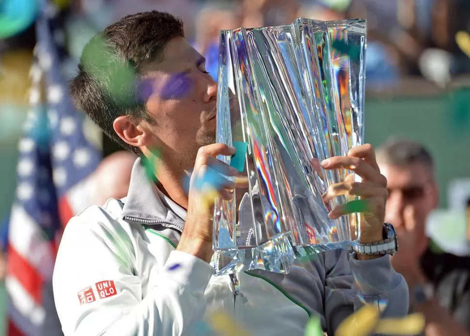 UNO MÁS. Djokovic, con el trofeo que ganó en Indian Wells. 