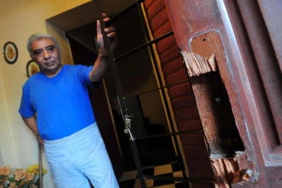 Electrificó la pared del fondo, pero le entraron a robar por el portón del frente